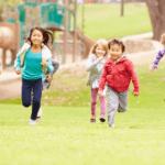 niños correr actividad fisica