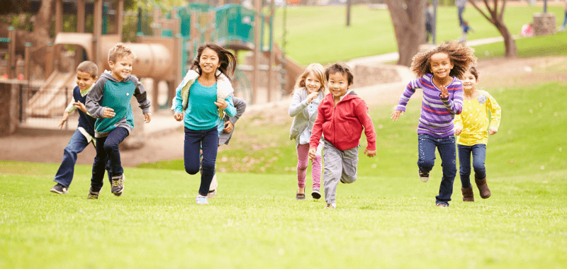 niños correr actividad fisica