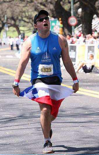 Pablo Carrizo llegando a la meta en el Maratón de Buenos Aires