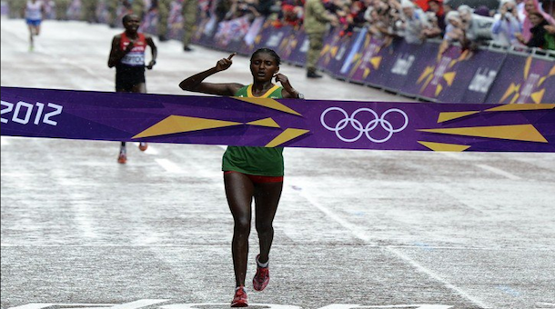 Gelana da a Etiopía su segundo maratón olímpico femenino en Londres 2012