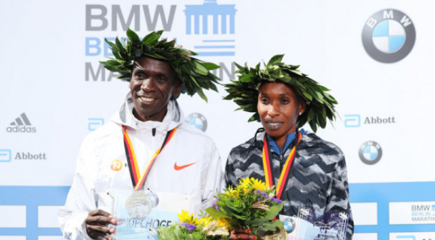 Kenia se rinde a Eliud Kipchoge tras batir récord mundial de maratón