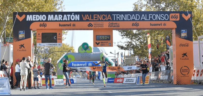 Yomif Kejelcha  vencedor de la 29ª edición del Medio Maratón Valencia Trinidad Alfonso EDP