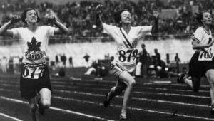 Betty Robinson, atleta norteamericana, después del accidente aéreo corriendo en el equipo de relevos 4x100m en las olimpiadas de 1936