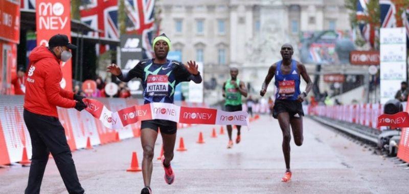 Kitata cruza la línea de meta en Maratón de Londres 2020
