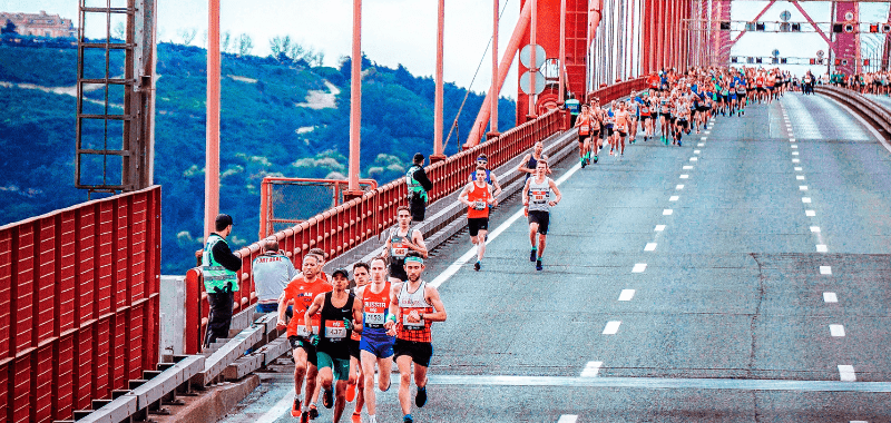 Descubre 10 recomendaciones clave para correr fuera de tu ciudad y planificar tu maratón como un viaje inolvidable. Logística, consejos y más.