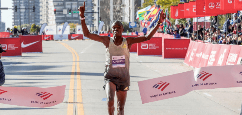 Kipruto alza los brazos en señal de triunfo en Maratón de Chicago 2022
