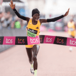 La ganadora del Maratón de Londres celebra a su llegada a la meta 2024