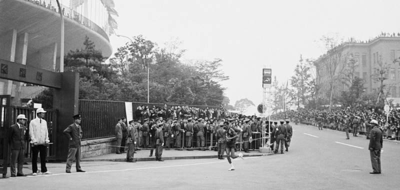 Abebe Bikila primer africano en ganar un maratòn tokio JJOO Juegos Olìmpicos