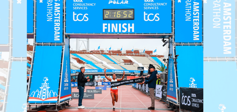 Yalemzerf Yehualaw bate el record de Maratón de Amsterdam 2024