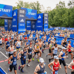 El BMW Berlin Marathon es uno de los eventos más esperados del calendario mundial de running. Cada año, miles de corredores sueñan con atravesar la Puerta de Brandeburgo y vivir la magia de una de las maratones más rápidas y emblemáticas del planeta. Para 2026, la organización ya anunció las fechas de su proceso de inscripción mediante lotería, el sistema más común para obtener un cupo en la carrera. ¿Cuándo comienza la lotería del Maratón de Berlín 2026? La lotería para el BMW Berlin Marathon 2026 abrirá oficialmente el 25 de septiembre de 2025 y se extenderá hasta el 6 de noviembre de 2025. Durante este período, cualquier corredor interesado podrá enviar su solicitud a través de la página oficial del evento. El anuncio de los resultados suele hacerse pocas semanas después del cierre, cuando los afortunados reciben la confirmación de su inscripción. ¿Cómo funciona la lotería? El sistema de lotería es sencillo: Los corredores se registran dentro del plazo oficial. Una vez cerrado el período, la organización realiza un sorteo aleatorio. Los seleccionados reciben la confirmación y un enlace para formalizar su inscripción mediante el pago de la cuota correspondiente. Este mecanismo busca ofrecer igualdad de oportunidades, ya que la alta demanda supera con creces el número de plazas disponibles. Otras formas de obtener un cupo Aunque la lotería es la vía principal, existen alternativas para quienes no deseen depender únicamente del azar: Tiempo clasificatorio (Fast Runners): quienes acrediten marcas mínimas en distancias oficiales pueden asegurar su lugar. Paquetes turísticos oficiales: agencias asociadas al evento ofrecen inscripciones junto con viajes y hospedaje. Programas de caridad: algunas fundaciones otorgan cupos a cambio de recaudar fondos solidarios. Consejos para los interesados Marca la fecha en tu calendario: asegúrate de postular entre el 25 de septiembre y el 6 de noviembre de 2025. Crea tu cuenta en la web oficial con anticipación: esto agilizará el proceso de registro. Evalúa alternativas: si tienes una marca fuerte o deseas combinar tu viaje con un paquete turístico, considera las otras vías de inscripción. Mantente informado: sigue las actualizaciones oficiales y revisa tu correo con frecuencia tras el cierre de la lotería. Conclusión El BMW Berlin Marathon 2026 promete ser, una vez más, una cita imperdible para los amantes del running. Si tu objetivo es correr en la capital alemana, no pierdas de vista las fechas: del 25 de septiembre al 6 de noviembre de 2025 tendrás la oportunidad de entrar en la lotería y soñar con tu lugar en la línea de salida. Fuente: bmw-berlin-marathon.com