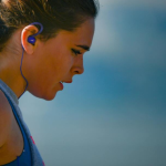 Nutrición, Protección y Seguridad: El Kit Esencial de Farmacia para Corredores El running es una actividad con múltiples beneficios para la salud cardiovascular, muscular y mental, pero también supone una exigencia constante para el organismo. Para correr de forma segura y sostenible en el tiempo, no basta con entrenar bien o elegir el calzado adecuado. Desde una perspectiva farmacéutica y sanitaria, la salud del corredor se apoya en tres pilares fundamentales: una nutrición correcta con apoyo de la suplementación, una protección solar adecuada y una buena prevención de lesiones mediante un botiquín accesible y bien equipado. Integrar estos tres aspectos en la rutina del corredor ayuda a mejorar el rendimiento, reducir riesgos y favorecer una recuperación eficaz tras el esfuerzo. Nutrición y suplementación: sostener el esfuerzo y favorecer la recuperación El gasto energético del running, especialmente en entrenamientos prolongados o de alta intensidad, incrementa las necesidades nutricionales del organismo. Una alimentación equilibrada es la base, pero en muchos casos resulta necesario un apoyo adicional para cubrir déficits y facilitar la recuperación. Recuperación muscular y sistema inmunitario Durante el ejercicio, el músculo sufre microlesiones que necesitan nutrientes específicos para repararse. Proteínas, aminoácidos, minerales y vitaminas participan directamente en este proceso. Además, el entrenamiento intenso puede afectar al sistema inmunitario, aumentando la susceptibilidad a infecciones, especialmente en épocas de mayor carga deportiva. La suplementación bien pautada ayuda a: • Reducir la fatiga postentrenamiento. • Favorecer la recuperación muscular. • Mantener el buen funcionamiento de las defensas. • Reponer electrolitos perdidos por el sudor. Acceder a productos dietéticos de calidad permite adaptar la suplementación a las necesidades reales del corredor, evitando excesos y priorizando la seguridad. El valor del consejo farmacéutico Desde la farmacia, el asesoramiento profesional resulta clave para seleccionar los complementos adecuados según la edad, el tipo de entrenamiento, la frecuencia de las carreras y posibles patologías previas. Este enfoque personalizado contribuye a un uso responsable de la suplementación y a una mejora real del estado de salud del corredor. Protección solar: un hábito imprescindible en cualquier entrenamiento La protección solar sigue siendo uno de los aspectos más descuidados entre quienes practican running al aire libre. Sin embargo, la exposición prolongada a la radiación ultravioleta es un factor de riesgo claro para la salud de la piel, incluso en días nublados o durante entrenamientos en invierno. Radiación UV y daño acumulativo Las nubes no bloquean completamente la radiación ultravioleta. Esto significa que hay exposición a rayos UVA y UVB durante gran parte del año, especialmente en entrenamientos largos. El daño solar es acumulativo y puede manifestarse a medio y largo plazo en forma de envejecimiento cutáneo prematuro o lesiones dermatológicas más graves. Desde el ámbito farmacéutico se recomienda el uso de cremas protectoras solares de amplio espectro, formuladas específicamente para actividad deportiva, resistentes al sudor y con una textura adecuada para evitar molestias durante la carrera. Uso correcto del protector solar en corredores Para que la protección sea eficaz, es importante: • Aplicar el protector media hora antes de iniciar el entrenamiento. • Reaplicar en sesiones largas o con sudoración intensa. • No limitar su uso solo a los meses de verano. Convertir la protección solar en un hábito diario forma parte del autocuidado del corredor y debe considerarse tan importante como la hidratación. Seguridad y prevención: el botiquín como parte del equipamiento Las lesiones leves forman parte de la práctica habitual del running. Ampollas, rozaduras, pequeñas heridas o golpes son incidencias frecuentes que, si no se tratan adecuadamente, pueden derivar en problemas mayores. Tener un botiquín siempre a mano Contar con un botiquín en casa o en el coche permite actuar de forma inmediata ante cualquier imprevisto. Desde la farmacia se recomienda que el corredor disponga de un maletín de primeros auxilios adaptado a sus necesidades, que incluya material para curas básicas y productos para el cuidado de la piel y los tejidos. La posibilidad de comprar botiquin ya preparado facilita esta prevención y garantiza que se disponga de los elementos esenciales ante las lesiones más comunes del running. Prevención como estrategia de salud La prevención no solo implica tratar una lesión cuando aparece, sino anticiparse. Revisar el estado de la piel, cuidar las zonas de mayor fricción y atender las señales de sobrecarga ayuda a reducir el riesgo de lesiones y a mantener la continuidad en el entrenamiento. Un enfoque farmacéutico integral para el corredor La salud de quienes practican running no depende de un único factor, sino del equilibrio entre nutrición, protección y prevención. Desde la farmacia, este enfoque integral permite acompañar al deportista en todas las fases de su actividad, priorizando su bienestar y su seguridad. Incorporar una suplementación adecuada, proteger la piel frente a la radiación solar y disponer de un botiquín accesible no son detalles secundarios, sino decisiones responsables que reflejan una forma consciente y saludable de entender el running. Correr mejor empieza por cuidarse mejor. Recuerda siempre consultar a tu médico antes de iniciar cualquier suplementación o medicación para que valore si es conveniente para ti.