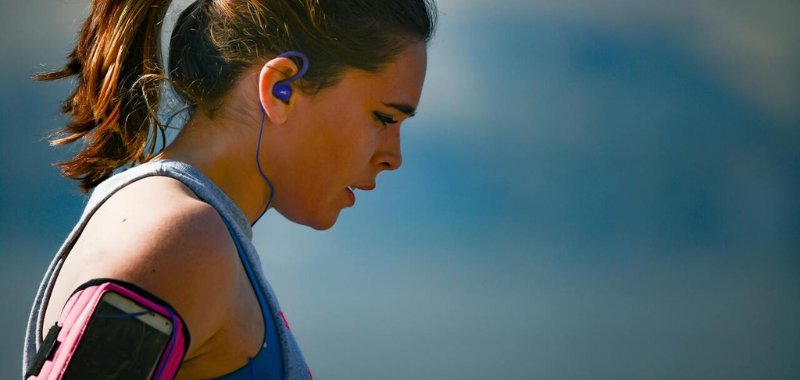 Nutrición, Protección y Seguridad El Kit Esencial de Farmacia para Corredores Nutrición, Protección y Seguridad: El Kit Esencial de Farmacia para Corredores El running es una actividad con múltiples beneficios para la salud cardiovascular, muscular y mental, pero también supone una exigencia constante para el organismo. Para correr de forma segura y sostenible en el tiempo, no basta con entrenar bien o elegir el calzado adecuado. Desde una perspectiva farmacéutica y sanitaria, la salud del corredor se apoya en tres pilares fundamentales: una nutrición correcta con apoyo de la suplementación, una protección solar adecuada y una buena prevención de lesiones mediante un botiquín accesible y bien equipado. Integrar estos tres aspectos en la rutina del corredor ayuda a mejorar el rendimiento, reducir riesgos y favorecer una recuperación eficaz tras el esfuerzo. Nutrición y suplementación: sostener el esfuerzo y favorecer la recuperación El gasto energético del running, especialmente en entrenamientos prolongados o de alta intensidad, incrementa las necesidades nutricionales del organismo. Una alimentación equilibrada es la base, pero en muchos casos resulta necesario un apoyo adicional para cubrir déficits y facilitar la recuperación. Recuperación muscular y sistema inmunitario Durante el ejercicio, el músculo sufre microlesiones que necesitan nutrientes específicos para repararse. Proteínas, aminoácidos, minerales y vitaminas participan directamente en este proceso. Además, el entrenamiento intenso puede afectar al sistema inmunitario, aumentando la susceptibilidad a infecciones, especialmente en épocas de mayor carga deportiva. La suplementación bien pautada ayuda a: • Reducir la fatiga postentrenamiento. • Favorecer la recuperación muscular. • Mantener el buen funcionamiento de las defensas. • Reponer electrolitos perdidos por el sudor. Acceder a productos dietéticos de calidad permite adaptar la suplementación a las necesidades reales del corredor, evitando excesos y priorizando la seguridad. El valor del consejo farmacéutico Desde la farmacia, el asesoramiento profesional resulta clave para seleccionar los complementos adecuados según la edad, el tipo de entrenamiento, la frecuencia de las carreras y posibles patologías previas. Este enfoque personalizado contribuye a un uso responsable de la suplementación y a una mejora real del estado de salud del corredor. Protección solar: un hábito imprescindible en cualquier entrenamiento La protección solar sigue siendo uno de los aspectos más descuidados entre quienes practican running al aire libre. Sin embargo, la exposición prolongada a la radiación ultravioleta es un factor de riesgo claro para la salud de la piel, incluso en días nublados o durante entrenamientos en invierno. Radiación UV y daño acumulativo Las nubes no bloquean completamente la radiación ultravioleta. Esto significa que hay exposición a rayos UVA y UVB durante gran parte del año, especialmente en entrenamientos largos. El daño solar es acumulativo y puede manifestarse a medio y largo plazo en forma de envejecimiento cutáneo prematuro o lesiones dermatológicas más graves. Desde el ámbito farmacéutico se recomienda el uso de cremas protectoras solares de amplio espectro, formuladas específicamente para actividad deportiva, resistentes al sudor y con una textura adecuada para evitar molestias durante la carrera. Uso correcto del protector solar en corredores Para que la protección sea eficaz, es importante: • Aplicar el protector media hora antes de iniciar el entrenamiento. • Reaplicar en sesiones largas o con sudoración intensa. • No limitar su uso solo a los meses de verano. Convertir la protección solar en un hábito diario forma parte del autocuidado del corredor y debe considerarse tan importante como la hidratación. Seguridad y prevención: el botiquín como parte del equipamiento Las lesiones leves forman parte de la práctica habitual del running. Ampollas, rozaduras, pequeñas heridas o golpes son incidencias frecuentes que, si no se tratan adecuadamente, pueden derivar en problemas mayores. Tener un botiquín siempre a mano Contar con un botiquín en casa o en el coche permite actuar de forma inmediata ante cualquier imprevisto. Desde la farmacia se recomienda que el corredor disponga de un maletín de primeros auxilios adaptado a sus necesidades, que incluya material para curas básicas y productos para el cuidado de la piel y los tejidos. La posibilidad de comprar botiquin ya preparado facilita esta prevención y garantiza que se disponga de los elementos esenciales ante las lesiones más comunes del running. Prevención como estrategia de salud La prevención no solo implica tratar una lesión cuando aparece, sino anticiparse. Revisar el estado de la piel, cuidar las zonas de mayor fricción y atender las señales de sobrecarga ayuda a reducir el riesgo de lesiones y a mantener la continuidad en el entrenamiento. Un enfoque farmacéutico integral para el corredor La salud de quienes practican running no depende de un único factor, sino del equilibrio entre nutrición, protección y prevención. Desde la farmacia, este enfoque integral permite acompañar al deportista en todas las fases de su actividad, priorizando su bienestar y su seguridad. Incorporar una suplementación adecuada, proteger la piel frente a la radiación solar y disponer de un botiquín accesible no son detalles secundarios, sino decisiones responsables que reflejan una forma consciente y saludable de entender el running. Correr mejor empieza por cuidarse mejor. Recuerda siempre consultar a tu médico antes de iniciar cualquier suplementación o medicación para que valore si es conveniente para ti.