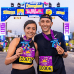 Pareja mexicana logra doble victoria en el Disneyland Half Marathon durante runDisney 2026